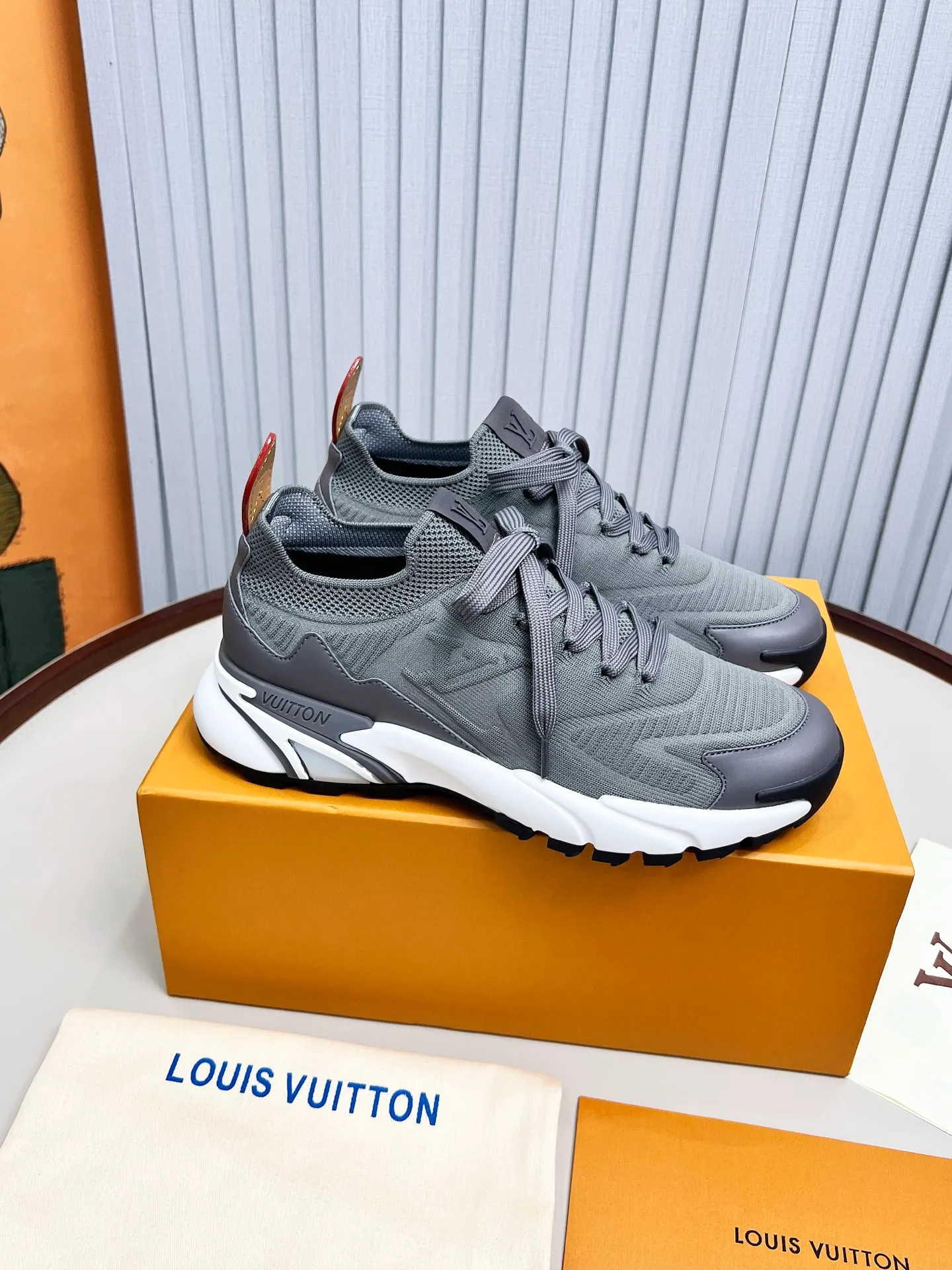 Top version: 560💰 LV Louis Vuitton L Jialu brand Runner Tatic series thick-soled casual sports shoes running shoes Original purchase development and production This LV Runner Tatic sports shoe is blended with fly-knit fabric material to interpret the inspiration of traditional mountaineering shoes. The LV letters are written on one side, the Louis Vuitton logo, and the light and wear-resistant rubber outsole complete the whole package. The delivery counter is exquisitely packaged🛍📦 ▪️Fabrics: Original imported custom fly-knit fabric ▪️Inner lining: Original custom-made breathable mesh ▪️Sole: Original molded anti-slip rubber combination material ▪️Sole thickness: 4CM ▪️Size: Men's 39-45